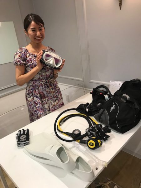 ダイビング無料説明会に参加する女性の画像