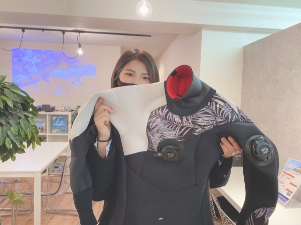 女性のお客様に完成したスーツをお渡し