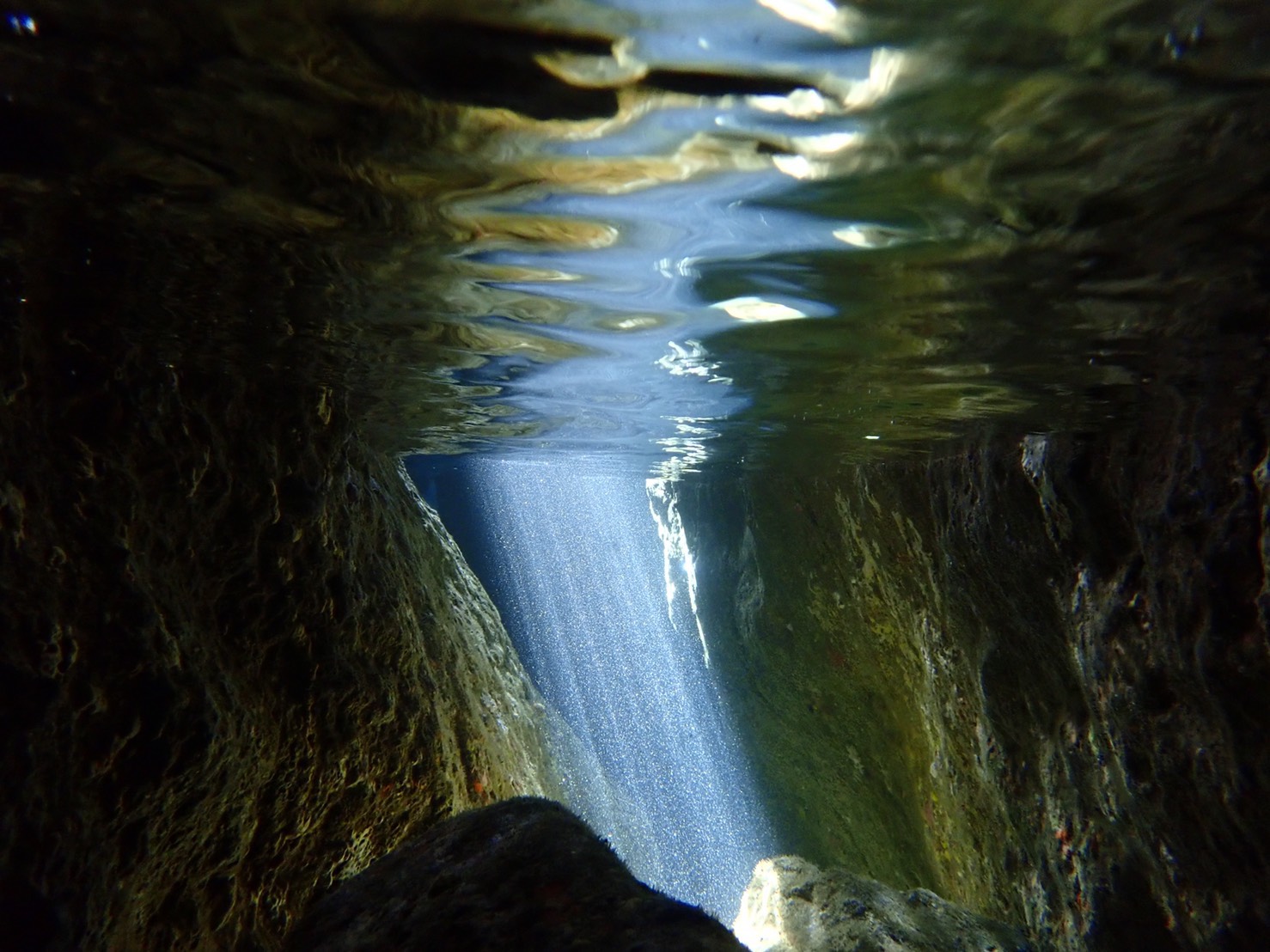 雲見の『三鏡』の一角。細い洞窟の水路を抜けると海面に差し込む光が✨海面下にも海中世界が反射して見えるのが2倍においしい楽しみ方✨