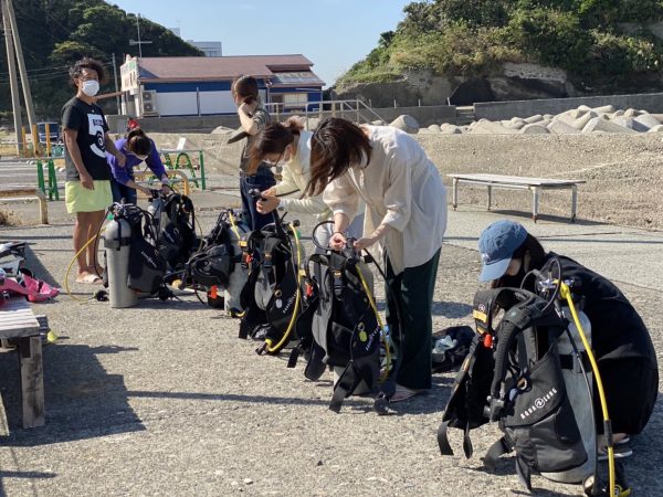 陸で器材のセッティングをする講習生