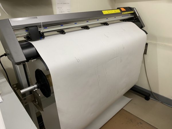 機械から型紙が出てくる様子
