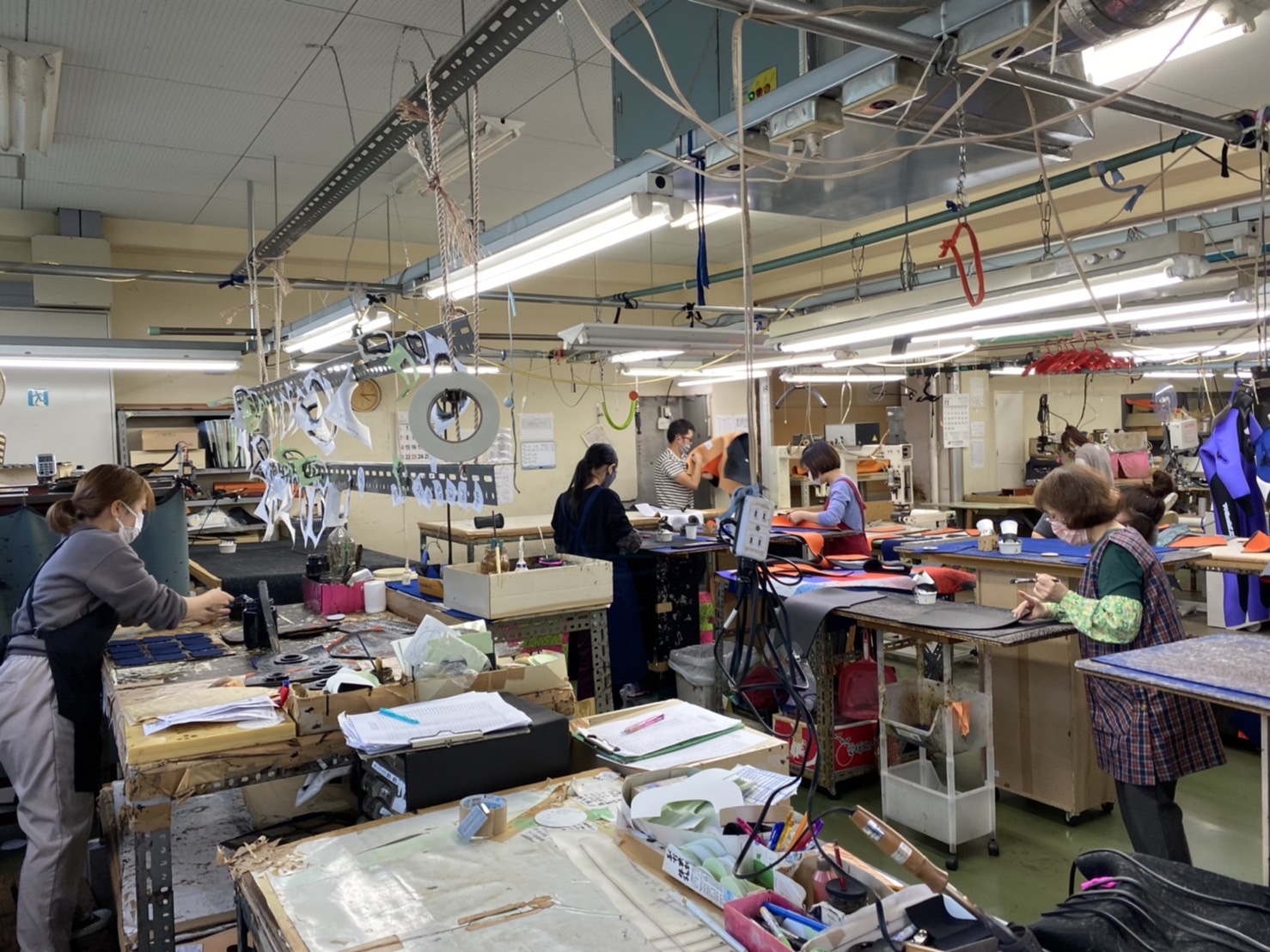 沢山の工場のスタッフさんがスーツ作りをしているところ