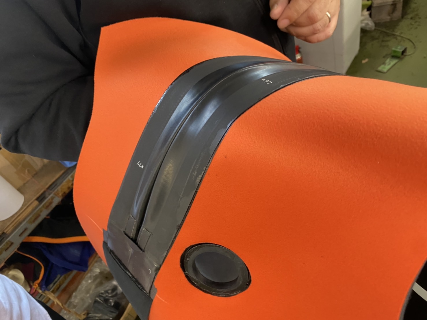 ドライスーツのファスナー部分の完成品