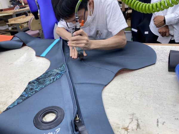 エアーニッパーで生地を合わせている様子