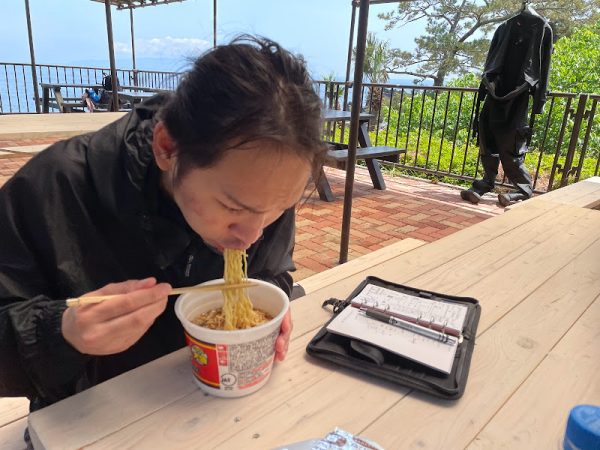 男性がカップラーメンを食べている様子