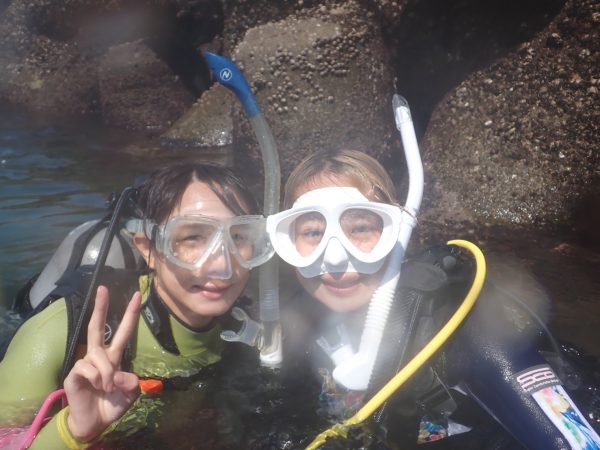女性二人が水面で記念写真