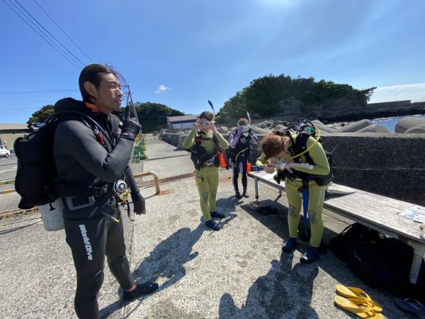 ダイビングの器材セッティングをしている様子
