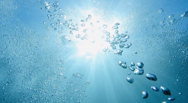 ダイバーが吐いた空気と海の中から見た太陽