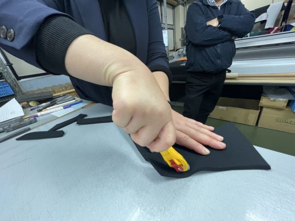 手作業で生地を裁断する様子