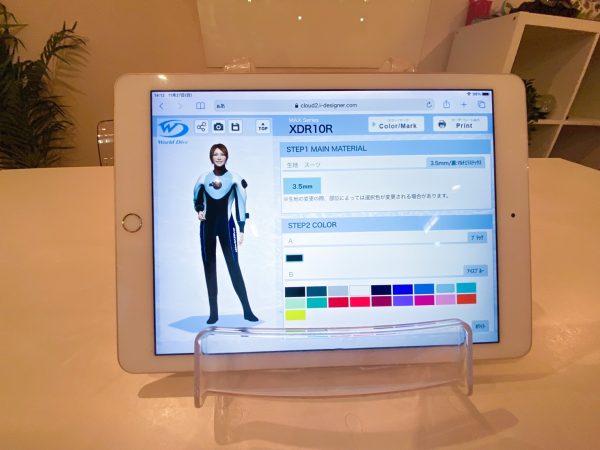 iPadでデザインを決める様子