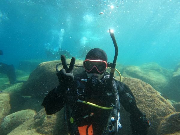 海が少し濁っているがダイバーの顔まで見える様子