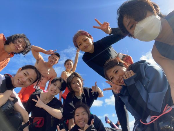 複数の男女が集合写真