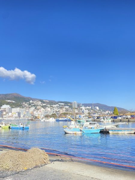 岸からの熱海の風景