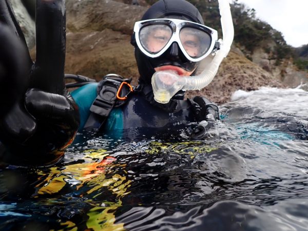 水面で写真に写る女性ダイバー