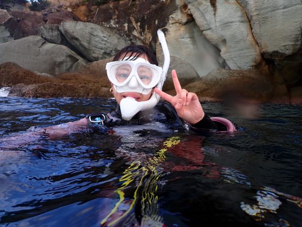 水面で写真に写る女性ダイバー