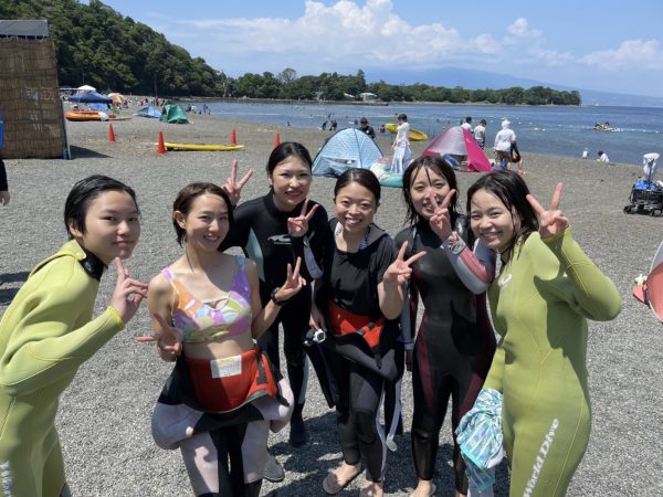 海の前で複数の女性が集合写真