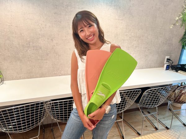 フィンを持っている女性
