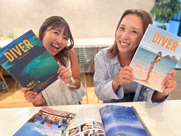 ダイビング雑誌読む女性2人