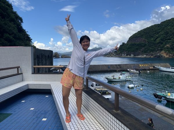 海の前で写真を撮る女性