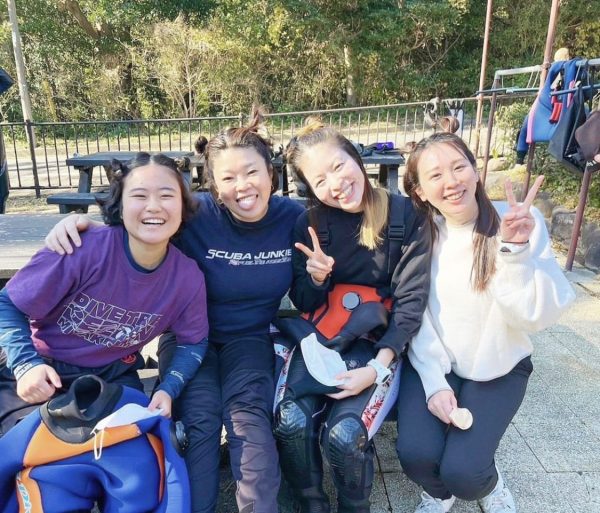 女性4人がお団子頭で集合写真
