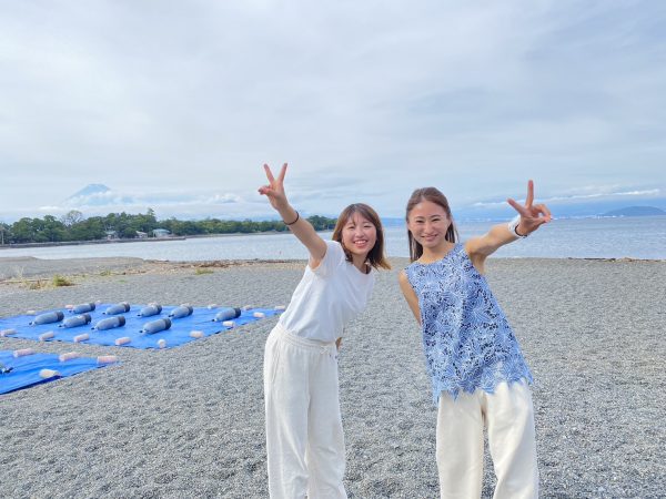 女性2人が海の前で記念写真