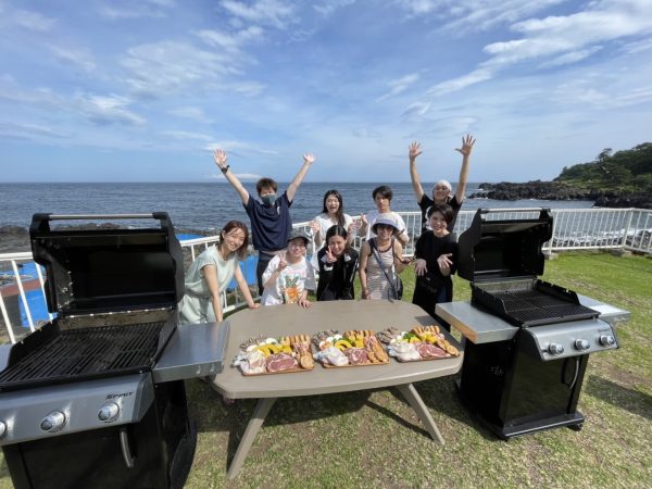 海の前でBBQをしている様子
