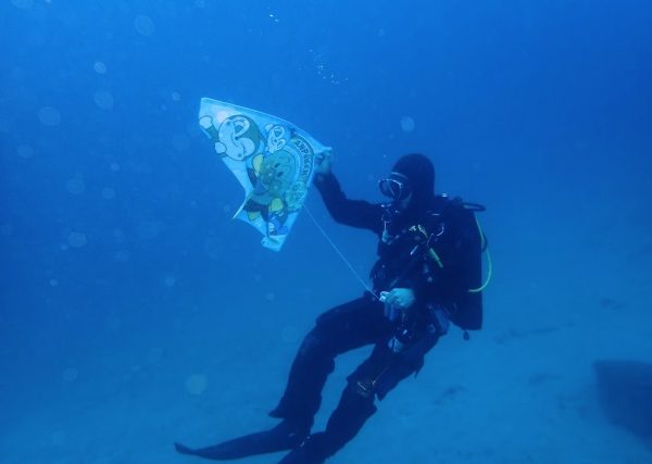 海の中で凧揚げをするダイバー
