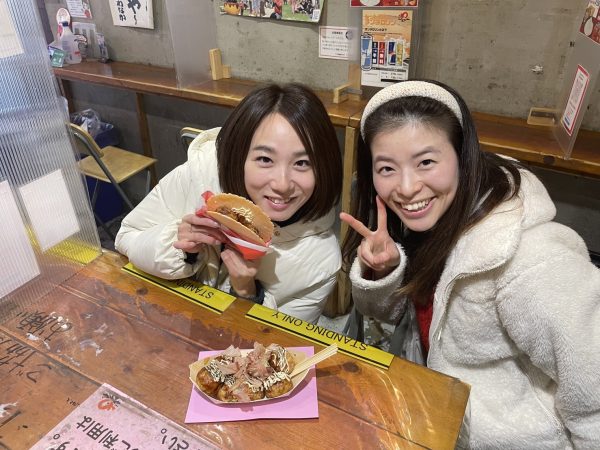 たこ焼きを食べる女性2人