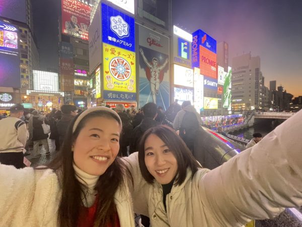 大阪グリコの前で写真を撮る女性2人