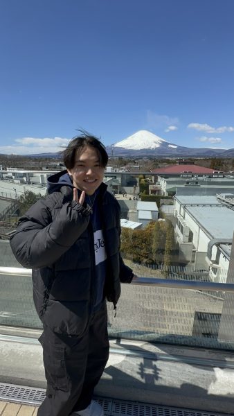ドライブに行った時富士山の前で撮った新人の写真