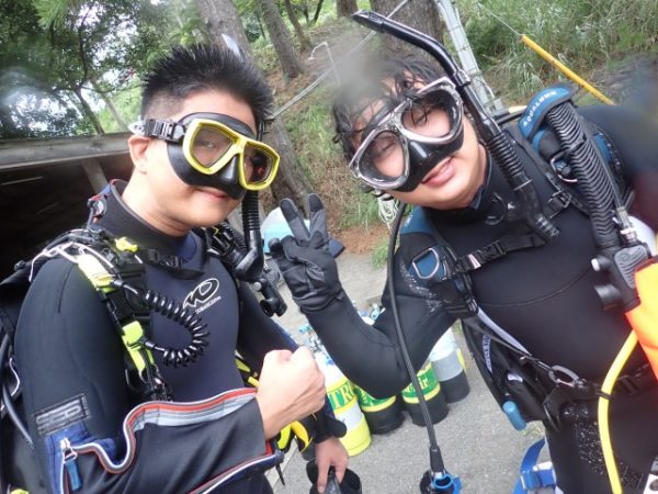 ウェットスーツで楽しんでいるダイバー