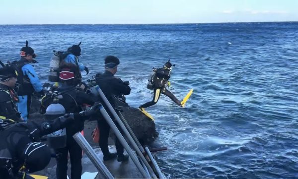 海に入っていくダイバー