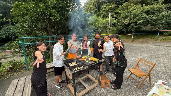 BBQをしている男女