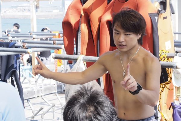 説明している男性