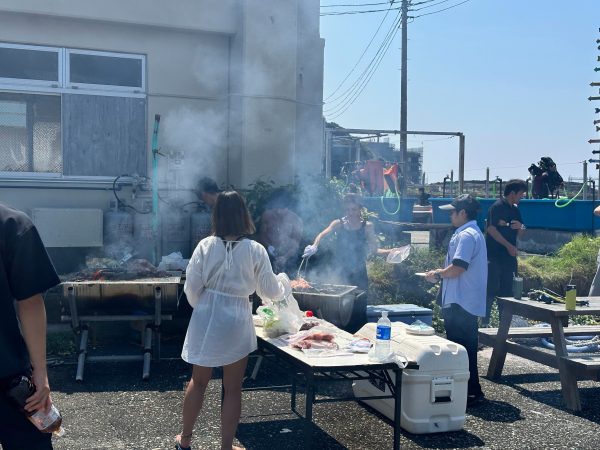 BBQをしている男女