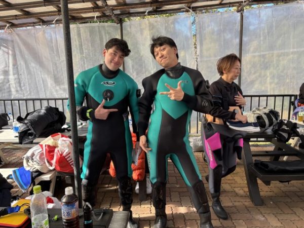 ダイビングスーツを着たダイバー