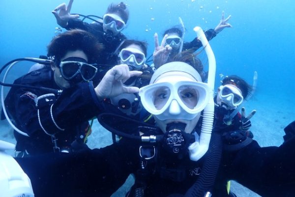 水中の集合写真