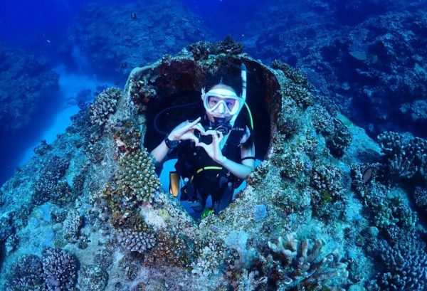 海中宮殿の中から顔を出すダイバー