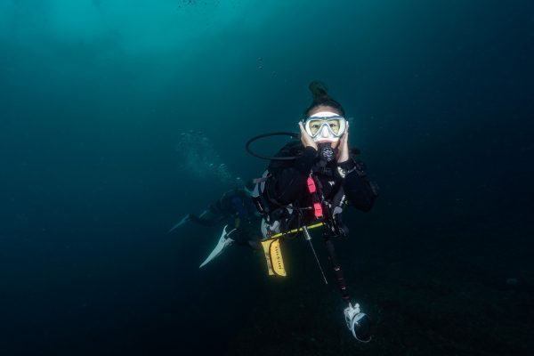 水中でキュートなポーズを取るダイバー