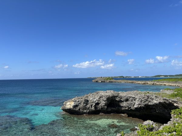 海と洞窟の入り口の景色