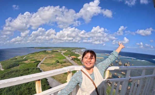 東平安名崎灯台からの絶景と女性