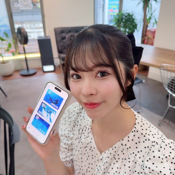 ダイビングライセンスをスマホで提示する女性