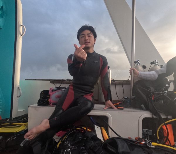 WETスーツを着ているダイバー