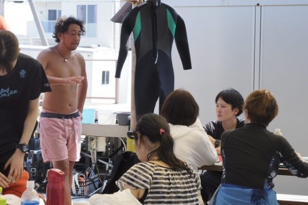 インストラクターからアドバイスをもらっている写真