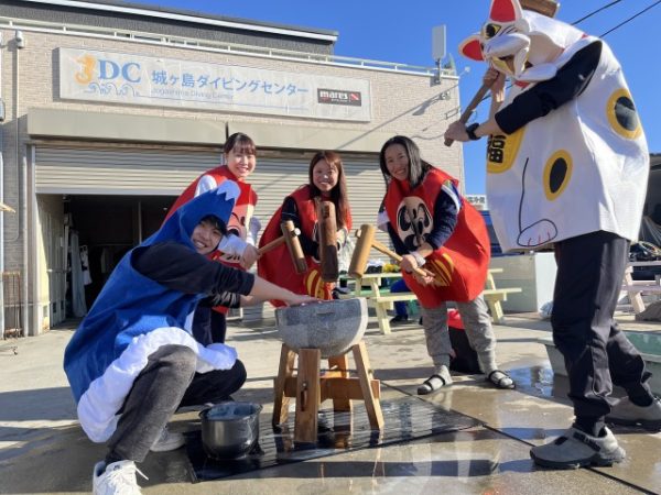 講習終わりに餅つきしているダイバーたち