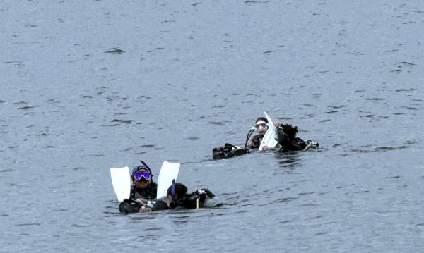 水面でマウストュノーズをするダイバー