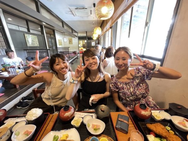 仲良しダイバーでご飯を食べてる