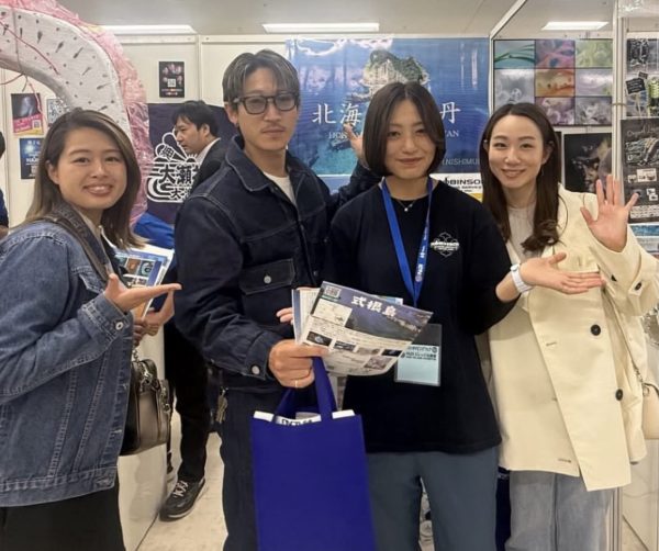 複数の男女が集合写真