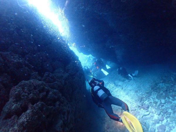 岩の切れ間から光が入ってくる水路
