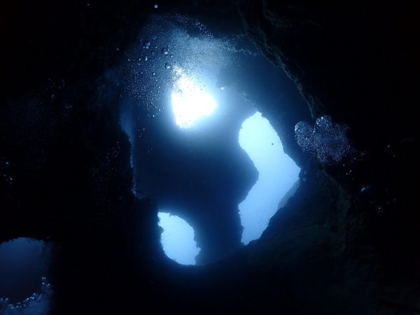 洞窟から差し込む光がにっこりマーク